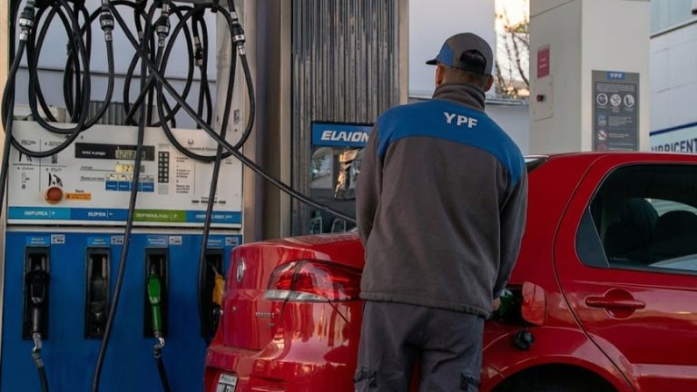 El Gobierno nacional suspende el aumento del impuesto a los combustibles y eleva el corte de bioetanol al 15%