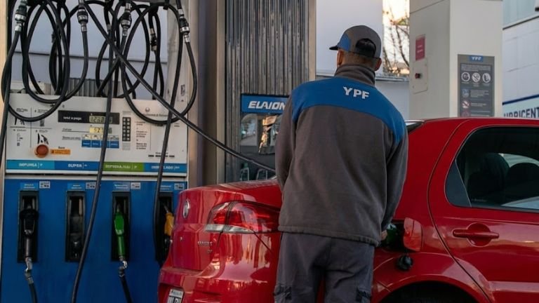 El Gobierno postergó la actualización del impuesto a los combustibles hasta noviembre