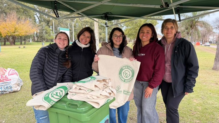 El canje de reciclables por ecotachos llega al barrio El Cruce