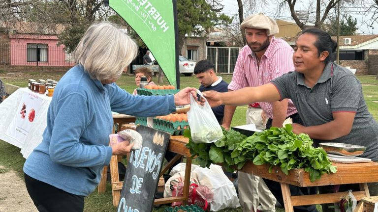 Huerteros en tu Barrio llega a la plaza Alfredo Giraldi con venta de productos frescos y canje de reciclables