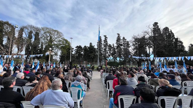 Venado Tuerto conmemoró el Día de la Bandera con entrega de insignias a escuelas locales