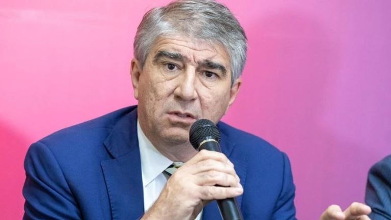 Agredieron al ministro Fabián Bastía frente a la Casa de Gobierno: el atacante fue identificado