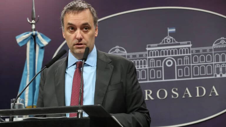 La Justicia desvela el patrimonio de Adorni en medio de un escándalo de viajes